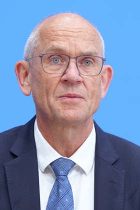 Bundespressekonferenz, Vorstellung der Studie zur Sicherheit von Kuenstlicher Intelligenz in der deutschen Wirtschaft Dr. Dirk Stenkamp im Portrait bei der Vorstellung der Studie zur Sicherheit von Kuenstlicher Intelligenz in der deutschen Wirtschaft. Risiken, KI-Sicherheitsvorfaelle und Schutzmaßnahmen in der Bundespressekonferenz, Berlin, 07.10.2026 Berlin Berlin Deutschland