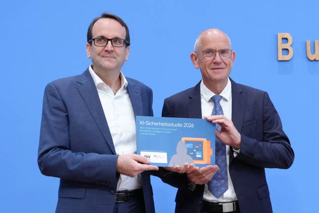 Bundespressekonferenz, Vorstellung der Studie zur Sicherheit von Kuenstlicher Intelligenz in der deutschen Wirtschaft Thomas Caspers gemeinsam mit Dr. Dirk Stenkamp und der gebundenen Studie in der Hand bei der Vorstellung der Studie zur Sicherheit von Kuenstlicher Intelligenz in der deutschen Wirtschaft. Risiken, KI-Sicherheitsvorfaelle und Schutzmaßnahmen in der Bundespressekonferenz, Berlin, 07.10.2026 Berlin Berlin Deutschland