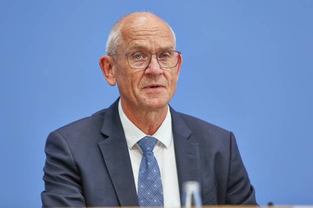 Berlin, Deutschland, 07.10.2026: Bundespressekonferenz: Studie zur Sicherheit von Künstlicher Intelligenz in der deutschen Wirtschaft. Risiken ? KI-Sicherheitsvorfälle ? Schutzmaßnahmen: Dirk Stenkamp, Präsident TÜV-Verband e.V. Copyright: xdtsxNachrichtenagenturx dts_137489
