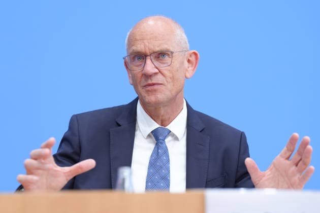Bundespressekonferenz, Vorstellung der Studie zur Sicherheit von Kuenstlicher Intelligenz in der deutschen Wirtschaft Dr. Dirk Stenkamp (Praesident TUEV) arguemntiert mit starker Gestik bei der Vorstellung der Studie zur Sicherheit von Kuenstlicher Intelligenz in der deutschen Wirtschaft. Risiken, KI-Sicherheitsvorfaelle und Schutzmaßnahmen in der Bundespressekonferenz, Berlin, 07.10.2026 Berlin Berlin Deutschland