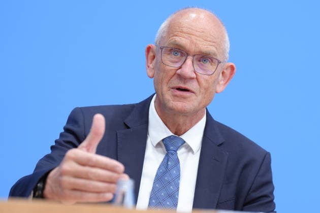 Bundespressekonferenz, Vorstellung der Studie zur Sicherheit von Kuenstlicher Intelligenz in der deutschen Wirtschaft Dr. Dirk Stenkamp (Praesident TUEV) arguemntiert mit starker Gestik bei der Vorstellung der Studie zur Sicherheit von Kuenstlicher Intelligenz in der deutschen Wirtschaft. Risiken, KI-Sicherheitsvorfaelle und Schutzmaßnahmen in der Bundespressekonferenz, Berlin, 07.10.2026 Berlin Berlin Deutschland