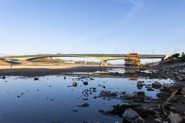 Niedrigwasser am Rhein in Bonn-Beuel Bonn-Beuel, 7. Oktober 2026: Der Rhein führt deutliches Niedrigwasser. Am Ufer in Bonn-Beuel sind weite Bereiche des freiliegenden Rheinufers und der flachen Uferzonen sichtbar. Der niedrige Wasserstand verändert das gewohnte Erscheinungsbild des Rheins und lässt die Auswirkungen der anhaltenden Trockenheit deutlich erkennen. Bonn Beuel Nordrhein-Westfalen Deutschland