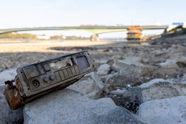 Niedrigwasser am Rhein in Bonn-Beuel Bonn-Beuel, 7. Oktober 2026: Der Rhein führt deutliches Niedrigwasser. Am Ufer in Bonn-Beuel sind weite Bereiche des freiliegenden Rheinufers und der flachen Uferzonen sichtbar. Der niedrige Wasserstand verändert das gewohnte Erscheinungsbild des Rheins und lässt die Auswirkungen der anhaltenden Trockenheit deutlich erkennen. Bonn Beuel Nordrhein-Westfalen Deutschland