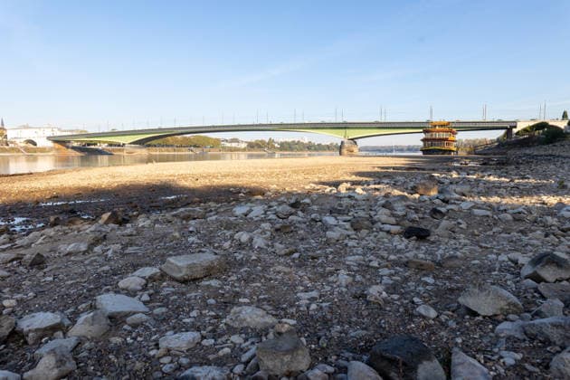Niedrigwasser am Rhein in Bonn-Beuel Bonn-Beuel, 7. Oktober 2026: Der Rhein führt deutliches Niedrigwasser. Am Ufer in Bonn-Beuel sind weite Bereiche des freiliegenden Rheinufers und der flachen Uferzonen sichtbar. Der niedrige Wasserstand verändert das gewohnte Erscheinungsbild des Rheins und lässt die Auswirkungen der anhaltenden Trockenheit deutlich erkennen. Bonn Beuel Nordrhein-Westfalen Deutschland