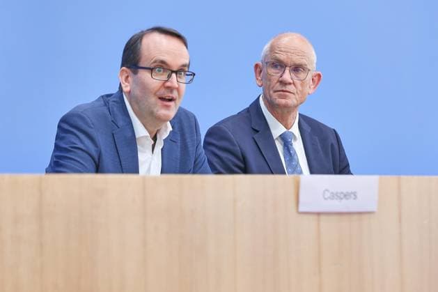 Berlin, Deutschland, 07.10.2026: Bundespressekonferenz: Studie zur Sicherheit von Künstlicher Intelligenz in der deutschen Wirtschaft. Risiken ? KI-Sicherheitsvorfälle ? Schutzmaßnahmen: Vizepräsident Bundesamt für Sicherheit in der Informationstechnik (BSI) Thomas Caspers und Dirk Stenkamp, Präsident TÜV-Verband e.V. Copyright: xdtsxNachrichtenagenturx dts_137494