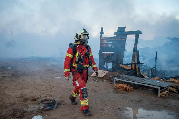 A fire in a shantytown in Albacete affects several shacks. A firefighter works to extinguish the fire on October 7, 2026, in Albacete, Castilla-La Mancha, Spain. A fire in the settlement along the Carretera de las Penas has mobilized the Albacete Fire Department, which is working to extinguish the blaze and prevent it from spreading. October 7, 2026. Víctor Ferná. Albacete, Castile-La Mancha Albacete, Castile-La Mancha, Spain  Copyright: xVictorxFernandezx 7825811
