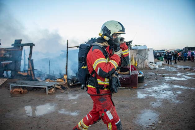 A fire in a shantytown in Albacete affects several shacks. A firefighter works to extinguish the fire on October 7, 2026, in Albacete, Castilla-La Mancha, Spain. A fire in the settlement along the Carretera de las Penas has mobilized the Albacete Fire Department, which is working to extinguish the blaze and prevent it from spreading. October 7, 2026. Víctor Ferná. Albacete, Castile-La Mancha Albacete, Castile-La Mancha, Spain  Copyright: xVictorxFernandezx 7825812