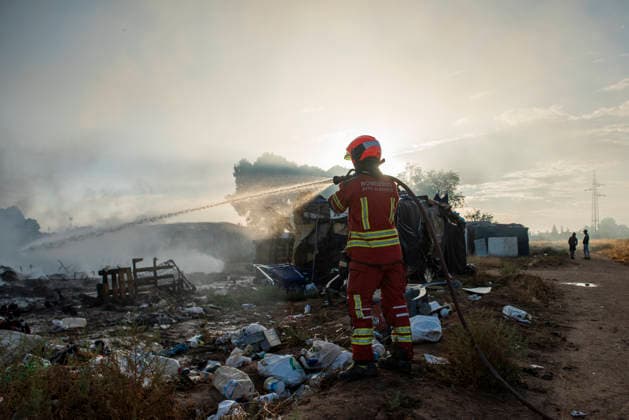A fire in a shantytown in Albacete affects several shacks. A firefighter works to extinguish the fire on October 7, 2026, in Albacete, Castilla-La Mancha, Spain. A fire in the settlement along the Carretera de las Penas has mobilized the Albacete Fire Department, which is working to extinguish the blaze and prevent it from spreading. October 7, 2026. Víctor Ferná. Albacete, Castile-La Mancha Albacete, Castile-La Mancha, Spain  Copyright: xVictorxFernandezx 7825813