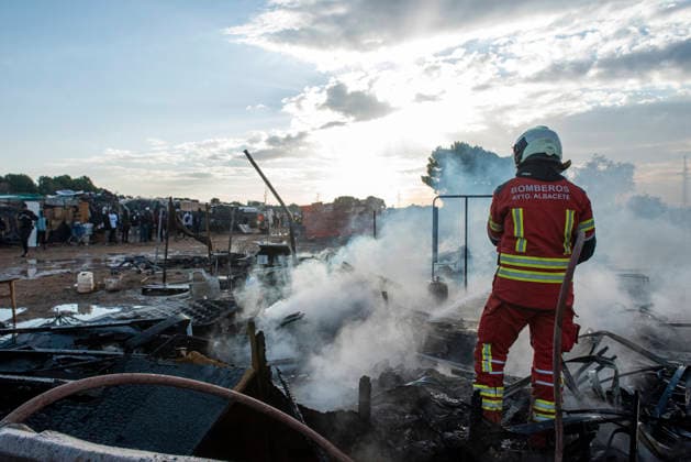 A fire in a shantytown in Albacete affects several shacks. A firefighter works to extinguish the fire on October 7, 2026, in Albacete, Castilla-La Mancha, Spain. A fire in the settlement along the Carretera de las Penas has mobilized the Albacete Fire Department, which is working to extinguish the blaze and prevent it from spreading. October 7, 2026. Víctor Ferná. Albacete, Castile-La Mancha Albacete, Castile-La Mancha, Spain  Copyright: xVictorxFernandezx 7825814