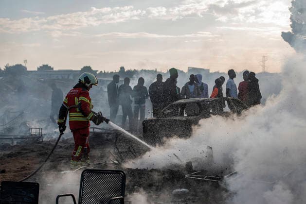 A fire in a shantytown in Albacete affects several shacks. A firefighter works to extinguish the fire on October 7, 2026, in Albacete, Castilla-La Mancha, Spain. A fire in the settlement along the Carretera de las Penas has mobilized the Albacete Fire Department, which is working to extinguish the blaze and prevent it from spreading. October 7, 2026. Víctor Ferná. Albacete, Castile-La Mancha Albacete, Castile-La Mancha, Spain  Copyright: xVictorxFernandezx 7825816