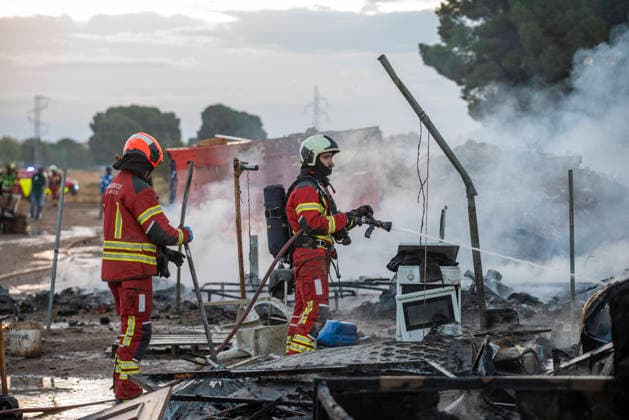 A fire in a shantytown in Albacete affects several shacks. Several firefighters are working to extinguish the fire, as of October 7, 2026, in Albacete, Castilla-La Mancha, Spain. A fire in the settlement along the Carretera de las Penas has prompted the Albacete Fire Department to respond; they are working to extinguish the blaze and prevent it from spreading. October 7, 2026. Víctor Ferná, Albacete, Castile-La Mancha, Albacete, Castile-La Mancha, Spain  Copyright: xVictorxFernandezx 7825819
