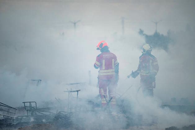 A fire in a shantytown in Albacete affects several shacks. Several firefighters are working to extinguish the fire, as of October 7, 2026, in Albacete, Castilla-La Mancha, Spain. A fire in the settlement along the Carretera de las Penas has prompted the Albacete Fire Department to respond; they are working to extinguish the blaze and prevent it from spreading. October 7, 2026. Víctor Ferná, Albacete, Castile-La Mancha, Albacete, Castile-La Mancha, Spain  Copyright: xVictorxFernandezx 7825820