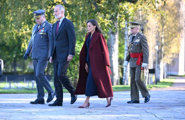 Spain s King Felipe and Queen Letizia take part in a wreath-laying ceremony at the Hietaniemi Cemetery in Helsinki, Finland, on October 7, 2026. Spain s King Felipe and Queen Letizia are on a two-day state visit to Finland. - HEIKKI SAUKKOMAA Helsinki Finland  Copyright: xHeikkixSaukkomaax 6UK9F0XcgT4