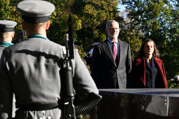 Spain s King Felipe and Queen Letizia take part in a wreath-laying ceremony at the Hietaniemi Cemetery in Helsinki, Finland, on October 7, 2026. Spain s King Felipe and Queen Letizia are on a two-day state visit to Finland. - HEIKKI SAUKKOMAA Helsinki Finland  Copyright: xHeikkixSaukkomaax Yq1TVXMOMNA