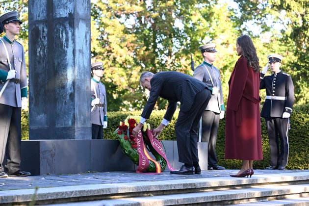LKS 20261007 Spain s King Felipe and Queen Letizia take part in a wreath-laying ceremony at the Hietaniemi Cemetery in Helsinki, Finland, on October 7, 2026. Spain s King Felipe and Queen Letizia are on a two-day state visit to Finland. - HEIKKI SAUKKOMAA Helsinki Finland  Copyright: xHeikkixSaukkomaax 3lZPIkMQss8