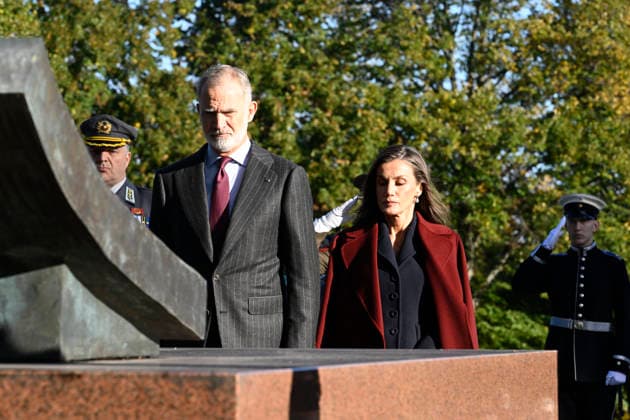 LKS 20261007 Spain s King Felipe and Queen Letizia take part in a wreath-laying ceremony at the Hietaniemi Cemetery in Helsinki, Finland, on October 7, 2026. Spain s King Felipe and Queen Letizia are on a two-day state visit to Finland. - HEIKKI SAUKKOMAA Helsinki Finland  Copyright: xHeikkixSaukkomaax eu2gF-s4lxQ