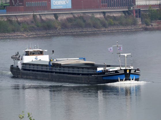 Beobachtungen bei Krefeld-Uerdingen am Rhein. Leere Binnenschiffe auf dem Rhein bei Niedrigwasser. Wirtschaft-Binnenhandel - Binnenschiffe auf dem Rhein.