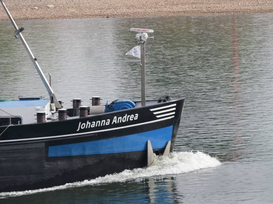 Beobachtungen bei Krefeld-Uerdingen am Rhein. Leere Binnenschiffe auf dem Rhein bei Niedrigwasser. Wirtschaft-Binnenhandel - Binnenschiffe auf dem Rhein.