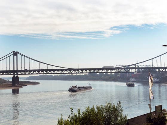 Beobachtungen bei Krefeld-Uerdingen am Rhein. Leere Binnenschiffe auf dem Rhein bei Niedrigwasser. Wirtschaft-Binnenhandel - Binnenschiffe auf dem Rhein.