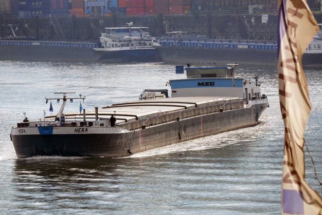 Beobachtungen bei Krefeld-Uerdingen am Rhein. Leere Binnenschiffe auf dem Rhein bei Niedrigwasser. Wirtschaft-Binnenhandel - Binnenschiffe auf dem Rhein.