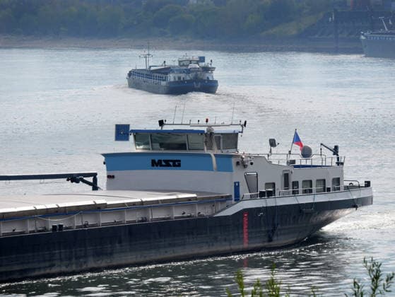 Beobachtungen bei Krefeld-Uerdingen am Rhein. Leere Binnenschiffe auf dem Rhein bei Niedrigwasser. Wirtschaft-Binnenhandel - Binnenschiffe auf dem Rhein.