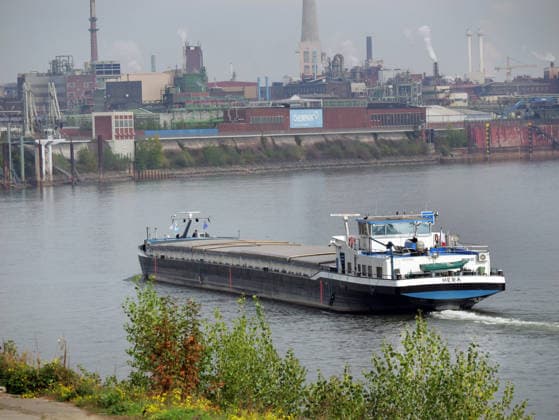 Beobachtungen bei Krefeld-Uerdingen am Rhein. Leere Binnenschiffe auf dem Rhein bei Niedrigwasser. Wirtschaft-Binnenhandel - Binnenschiffe auf dem Rhein.