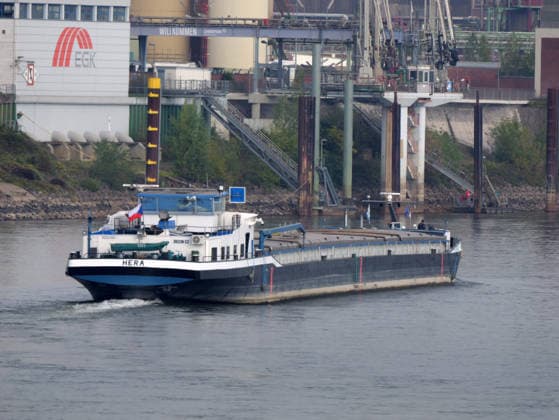 Beobachtungen bei Krefeld-Uerdingen am Rhein. Leere Binnenschiffe auf dem Rhein bei Niedrigwasser. Wirtschaft-Binnenhandel - Binnenschiffe auf dem Rhein.
