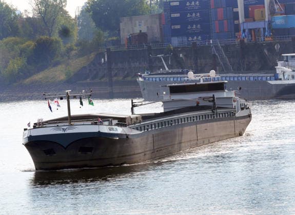 Beobachtungen bei Krefeld-Uerdingen am Rhein. Leere Binnenschiffe auf dem Rhein bei Niedrigwasser. Wirtschaft-Binnenhandel - Binnenschiffe auf dem Rhein.