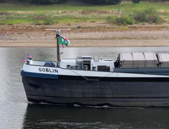 Beobachtungen bei Krefeld-Uerdingen am Rhein. Leere Binnenschiffe auf dem Rhein bei Niedrigwasser. Wirtschaft-Binnenhandel - Binnenschiffe auf dem Rhein.