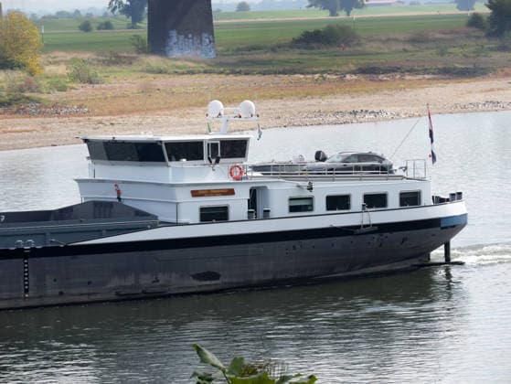 Beobachtungen bei Krefeld-Uerdingen am Rhein. Leere Binnenschiffe auf dem Rhein bei Niedrigwasser. Wirtschaft-Binnenhandel - Binnenschiffe auf dem Rhein.