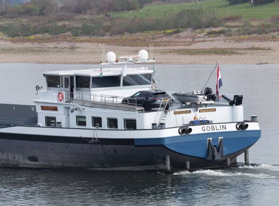 Beobachtungen bei Krefeld-Uerdingen am Rhein. Leere Binnenschiffe auf dem Rhein bei Niedrigwasser. Wirtschaft-Binnenhandel - Binnenschiffe auf dem Rhein.