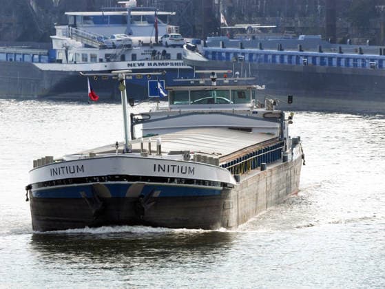 Beobachtungen bei Krefeld-Uerdingen am Rhein. Leere Binnenschiffe auf dem Rhein bei Niedrigwasser. Wirtschaft-Binnenhandel - Binnenschiffe auf dem Rhein.