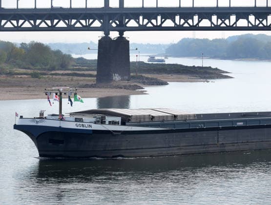 Beobachtungen bei Krefeld-Uerdingen am Rhein. Leere Binnenschiffe auf dem Rhein bei Niedrigwasser. Wirtschaft-Binnenhandel - Binnenschiffe auf dem Rhein.