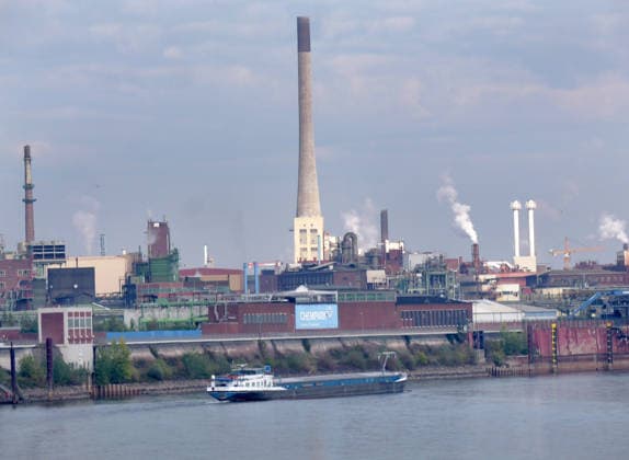 Beobachtungen bei Krefeld-Uerdingen am Rhein. Leere Binnenschiffe auf dem Rhein bei Niedrigwasser. Wirtschaft-Binnenhandel - Binnenschiffe auf dem Rhein.