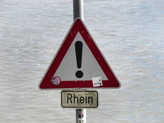 Beobachtungen bei Krefeld-Uerdingen am Rhein. Leere Binnenschiffe auf dem Rhein bei Niedrigwasser. Wirtschaft-Binnenhandel - Binnenschiffe auf dem Rhein.