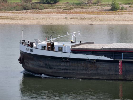 Beobachtungen bei Krefeld-Uerdingen am Rhein. Leere Binnenschiffe auf dem Rhein bei Niedrigwasser. Wirtschaft-Binnenhandel - Binnenschiffe auf dem Rhein.
