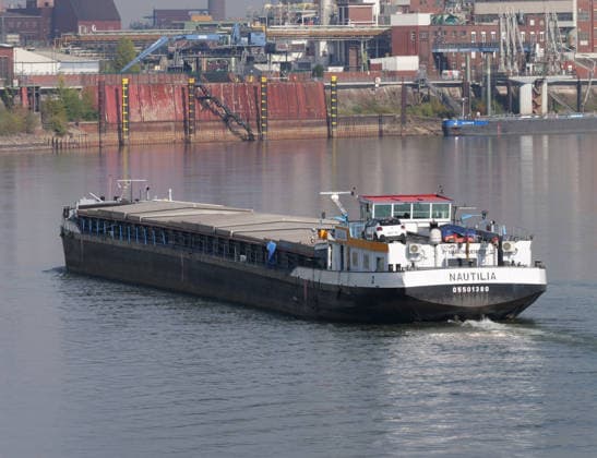 Beobachtungen bei Krefeld-Uerdingen am Rhein. Leere Binnenschiffe auf dem Rhein bei Niedrigwasser. Wirtschaft-Binnenhandel - Binnenschiffe auf dem Rhein.