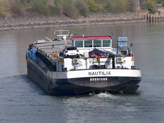 Beobachtungen bei Krefeld-Uerdingen am Rhein. Leere Binnenschiffe auf dem Rhein bei Niedrigwasser. Wirtschaft-Binnenhandel - Binnenschiffe auf dem Rhein.