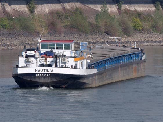Beobachtungen bei Krefeld-Uerdingen am Rhein. Leere Binnenschiffe auf dem Rhein bei Niedrigwasser. Wirtschaft-Binnenhandel - Binnenschiffe auf dem Rhein.