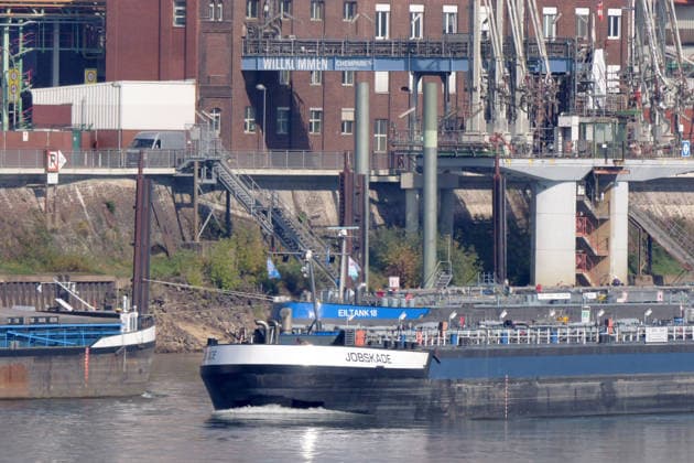 Beobachtungen bei Krefeld-Uerdingen am Rhein. Leere Binnenschiffe auf dem Rhein bei Niedrigwasser. Wirtschaft-Binnenhandel - Binnenschiffe auf dem Rhein.