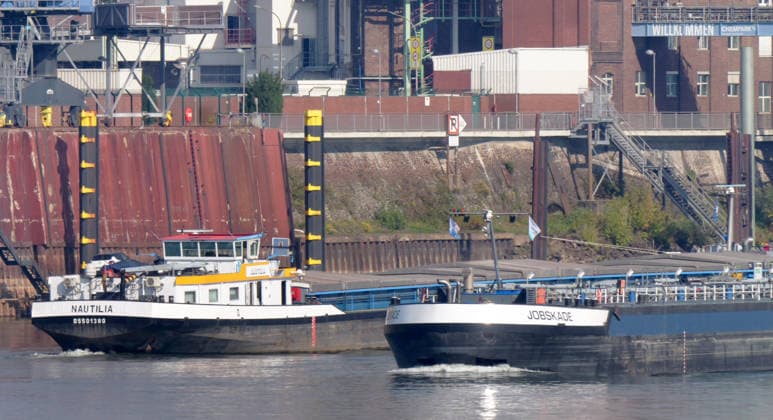 Beobachtungen bei Krefeld-Uerdingen am Rhein. Leere Binnenschiffe auf dem Rhein bei Niedrigwasser. Wirtschaft-Binnenhandel - Binnenschiffe auf dem Rhein.