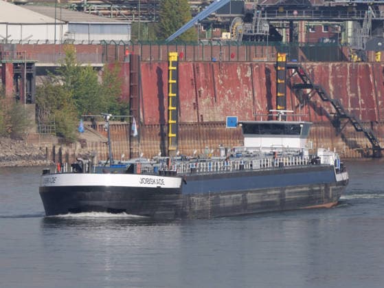 Beobachtungen bei Krefeld-Uerdingen am Rhein. Leere Binnenschiffe auf dem Rhein bei Niedrigwasser. Wirtschaft-Binnenhandel - Binnenschiffe auf dem Rhein.