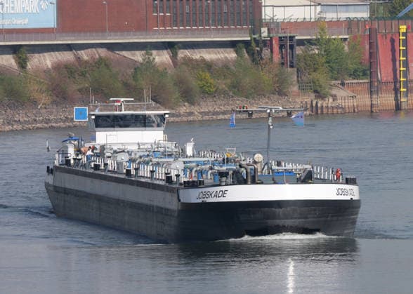 Beobachtungen bei Krefeld-Uerdingen am Rhein. Leere Binnenschiffe auf dem Rhein bei Niedrigwasser. Wirtschaft-Binnenhandel - Binnenschiffe auf dem Rhein.