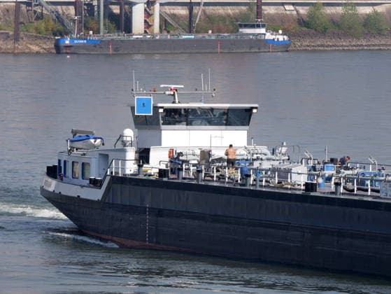Beobachtungen bei Krefeld-Uerdingen am Rhein. Leere Binnenschiffe auf dem Rhein bei Niedrigwasser. Wirtschaft-Binnenhandel - Binnenschiffe auf dem Rhein.