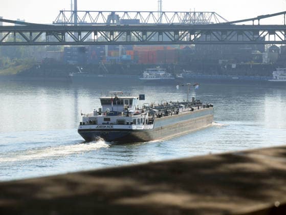 Beobachtungen bei Krefeld-Uerdingen am Rhein. Leere Binnenschiffe auf dem Rhein bei Niedrigwasser. Wirtschaft-Binnenhandel - Binnenschiffe auf dem Rhein.