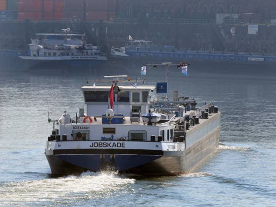 Beobachtungen bei Krefeld-Uerdingen am Rhein. Leere Binnenschiffe auf dem Rhein bei Niedrigwasser. Wirtschaft-Binnenhandel - Binnenschiffe auf dem Rhein.