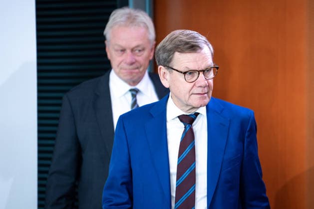 61. Sitzung des Bundeskabinett Aktuell,07.10.2026 Berlin, Dr. Johann David Wadephul, Bundesminister des Auswaertigen betritt den Kabinettsaal im Hintergrund Alois Rainer, Bundesminister fuer Ernaehrung, Landwirtschaft und Heimat im Vorfeld der Kabinettssitzung, Sitzung des Bundeskabinett im Bundeskanzleramt in Berlin Berlin Berlin Deutschland