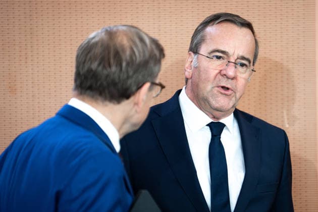 61. Sitzung des Bundeskabinett Aktuell,07.10.2026 Berlin, Boris Pistorius, Bundesminister der Verteidigung im Gespraech mit Dr. Johann David Wadephul, Bundesminister des Auswaertigen im Vorfeld der Kabinettssitzung, Sitzung des Bundeskabinett im Bundeskanzleramt in Berlin Berlin Berlin Deutschland