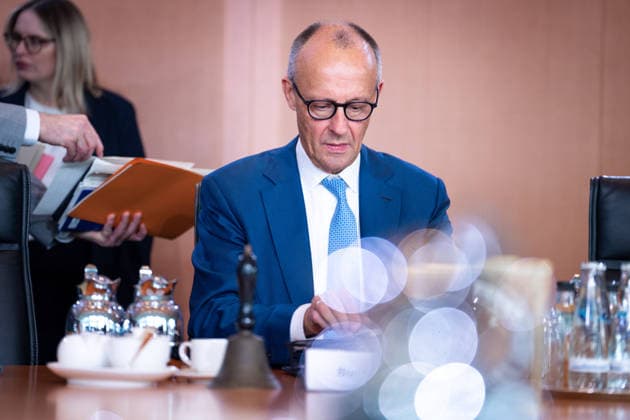 61. Sitzung des Bundeskabinett Aktuell, 07.10.2026, Berlin, Bundeskanzler Friedrich Merz (CDU) an seinem Platz im Kabinettsaal , im Vorfeld der Kabinettssitzung, Sitzung des Bundeskabinett im Bundeskanzleramt in Berlin Berlin Berlin Deutschland