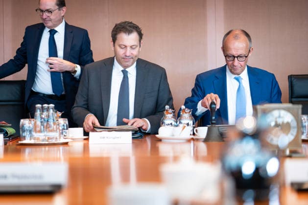 61. Sitzung des Bundeskabinett Aktuell,07.10.2026 Berlin, Bundeskanzler Friedrich Merz (CDU) , Lars Klingbeil, Bundesminister der Finanzen, Vizekanzler und Alexander Dobrindt, Bundesminister des Innern der sich gerade an den Kabinettstisch Platz setzt.. Im Vorfeld der Kabinettssitzung, Sitzung des Bundeskabinett im Bundeskanzleramt in Berlin Berlin Berlin Deutschland